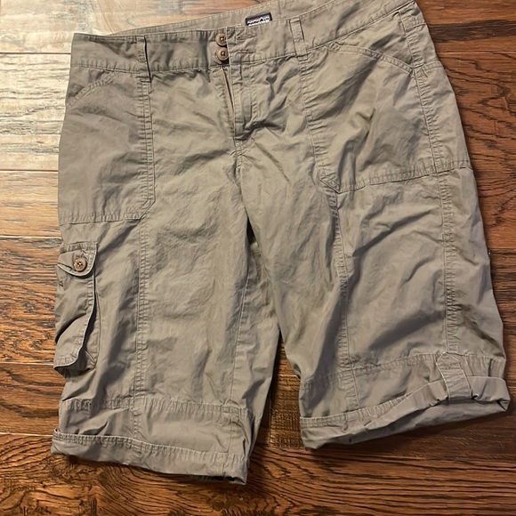 Patagonia women’s brown size 12 cargo shorts longer with pockets, great cons - Picture 4 of 5